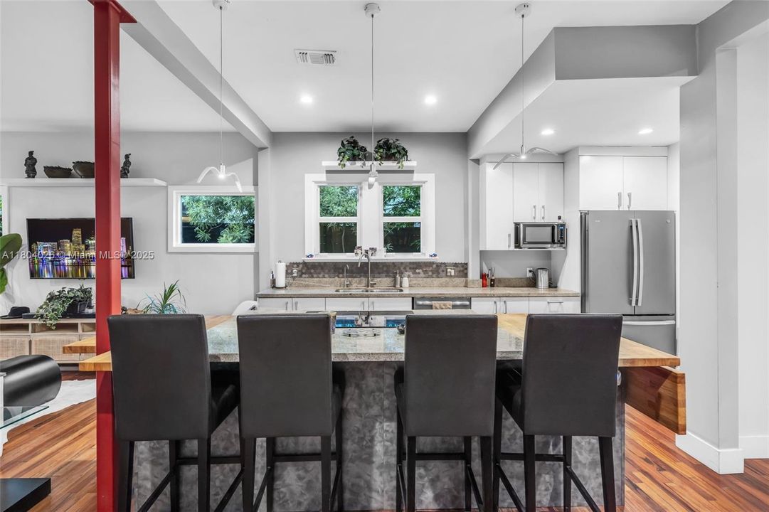 Recently Sold: $949,900 (2 beds, 2 baths, 1328 Square Feet)