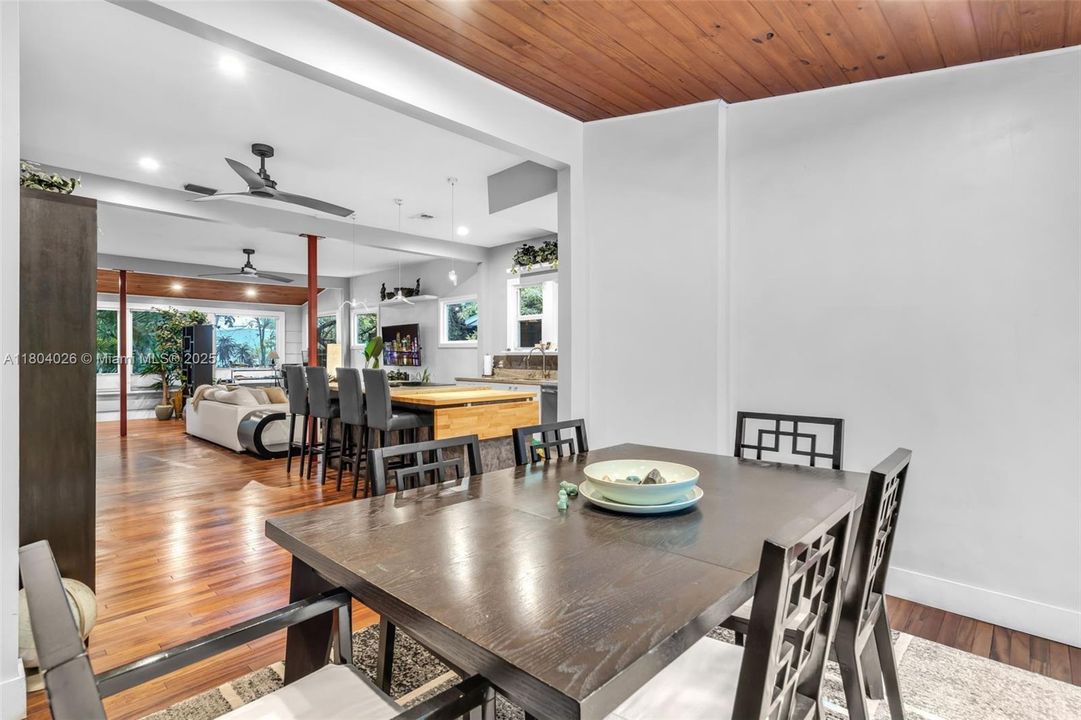 Recently Sold: $949,900 (2 beds, 2 baths, 1328 Square Feet)