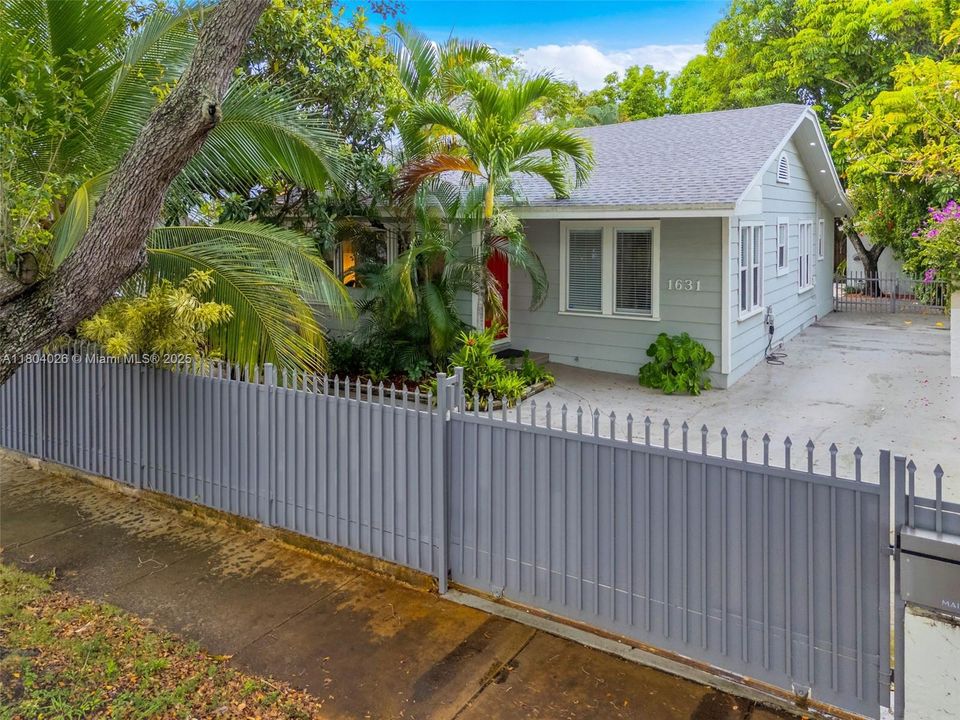 Recently Sold: $949,900 (2 beds, 2 baths, 1328 Square Feet)