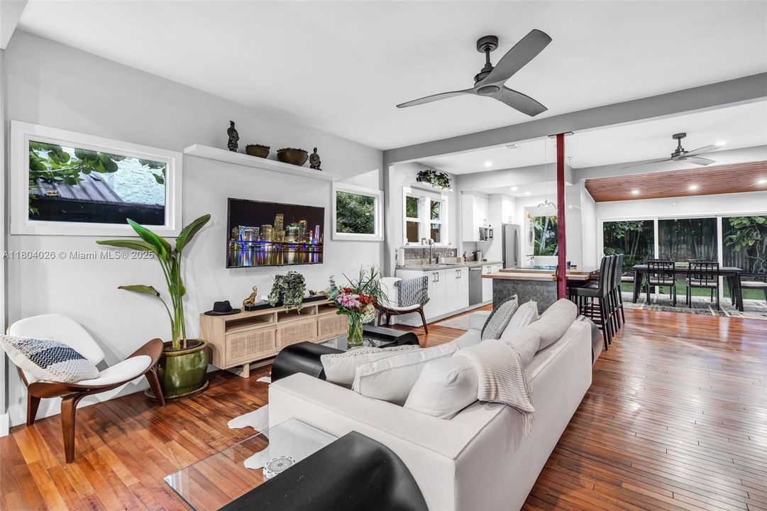 Recently Sold: $949,900 (2 beds, 2 baths, 1328 Square Feet)