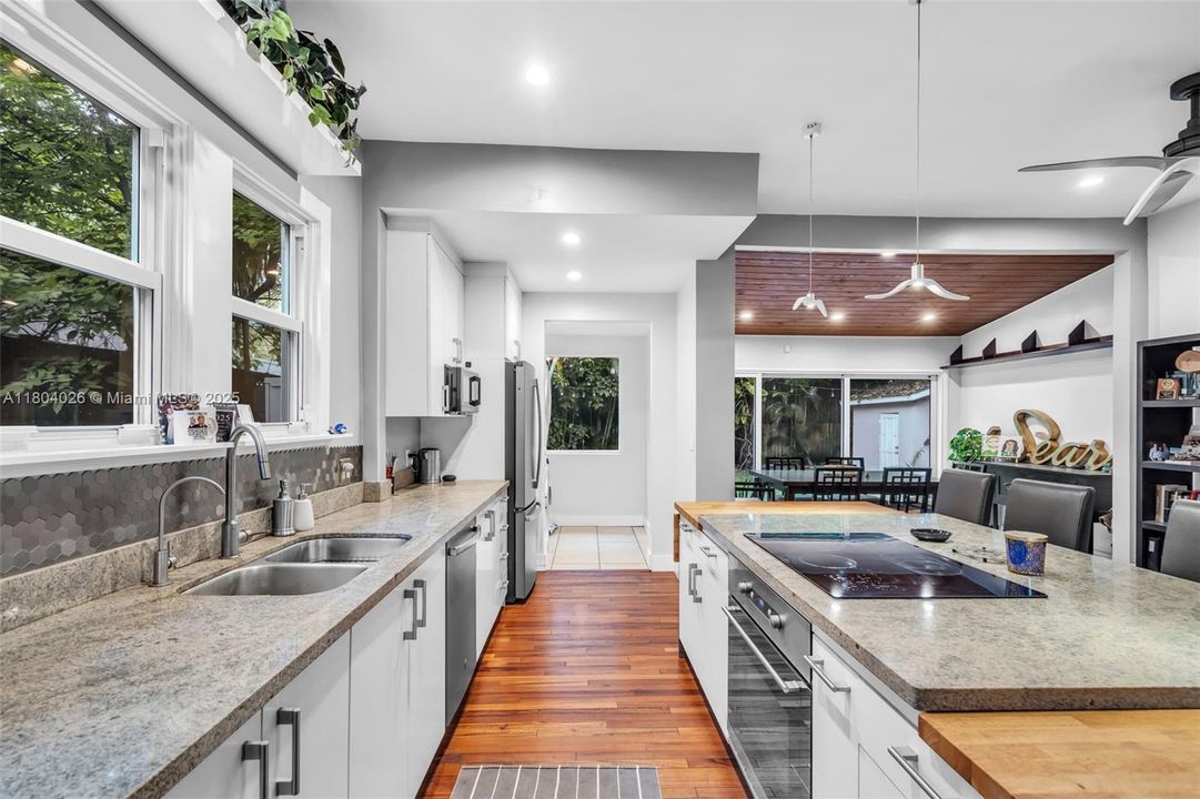 Recently Sold: $949,900 (2 beds, 2 baths, 1328 Square Feet)