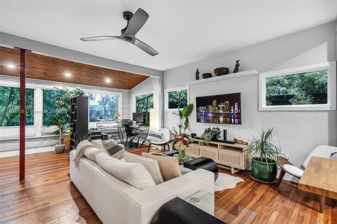 Recently Sold: $949,900 (2 beds, 2 baths, 1328 Square Feet)