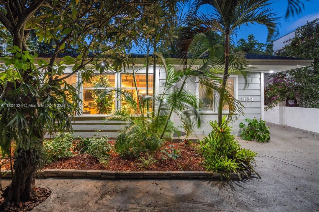 Recently Sold: $949,900 (2 beds, 2 baths, 1328 Square Feet)