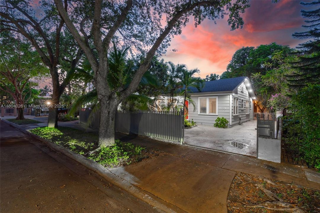 Recently Sold: $949,900 (2 beds, 2 baths, 1328 Square Feet)