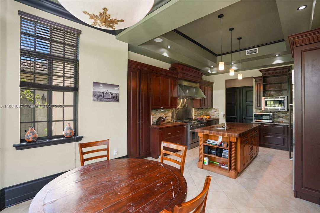 For Sale: $4,150,000 (6 beds, 6 baths, 7649 Square Feet)