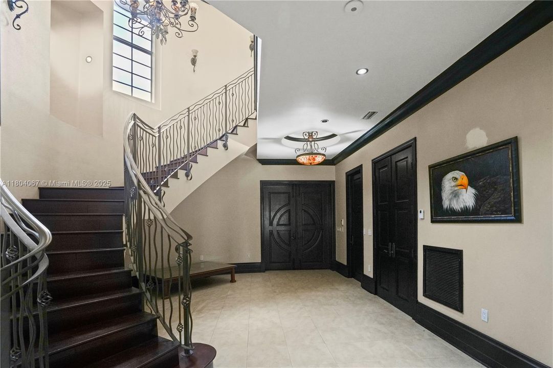 For Sale: $4,150,000 (6 beds, 6 baths, 7649 Square Feet)