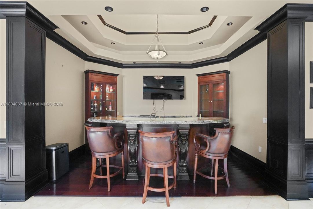 For Sale: $4,150,000 (6 beds, 6 baths, 7649 Square Feet)