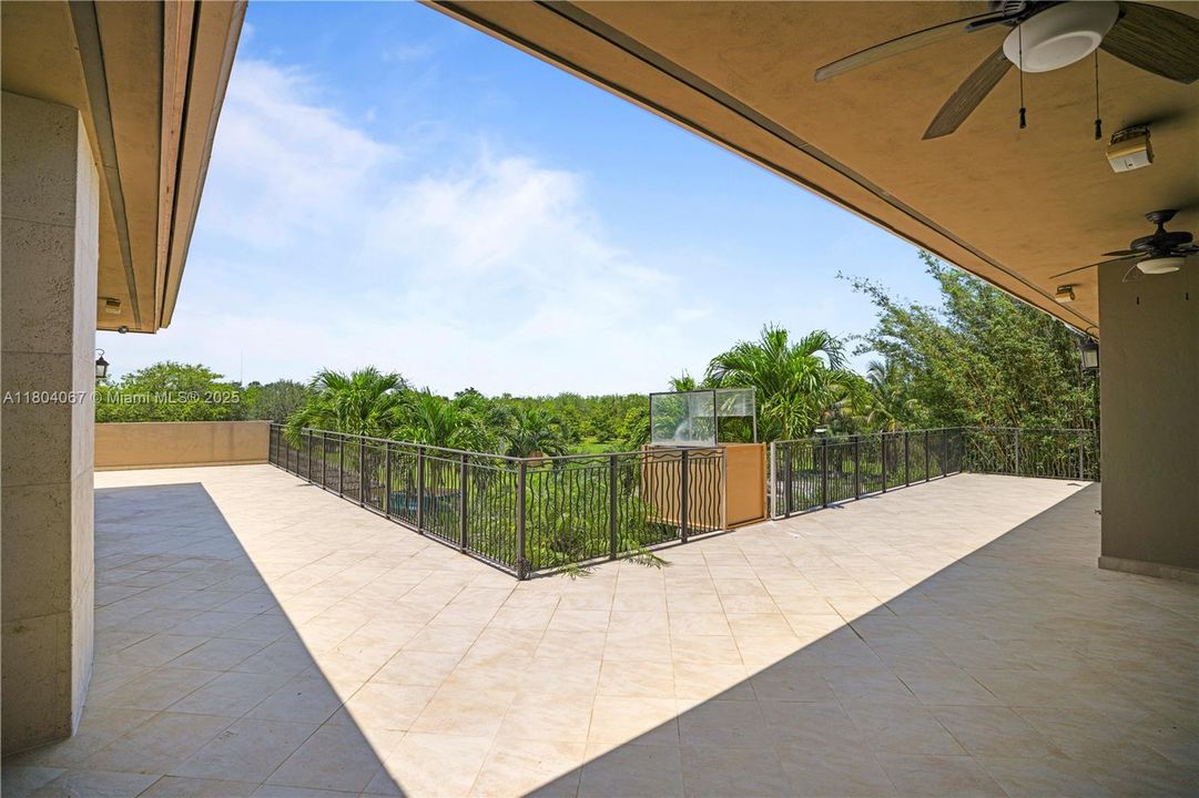 For Sale: $4,150,000 (6 beds, 6 baths, 7649 Square Feet)