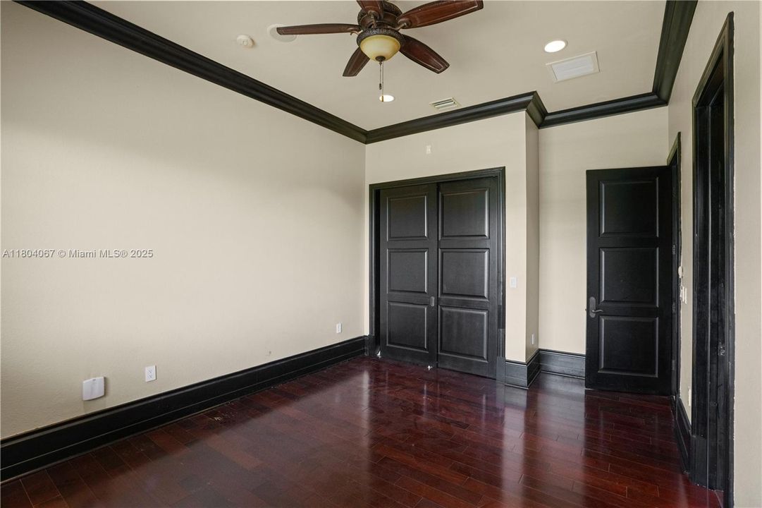 For Sale: $4,150,000 (6 beds, 6 baths, 7649 Square Feet)