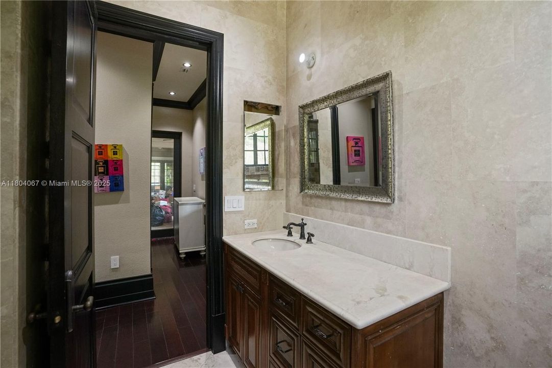 For Sale: $4,150,000 (6 beds, 6 baths, 7649 Square Feet)