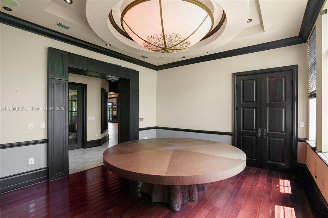 For Sale: $4,150,000 (6 beds, 6 baths, 7649 Square Feet)