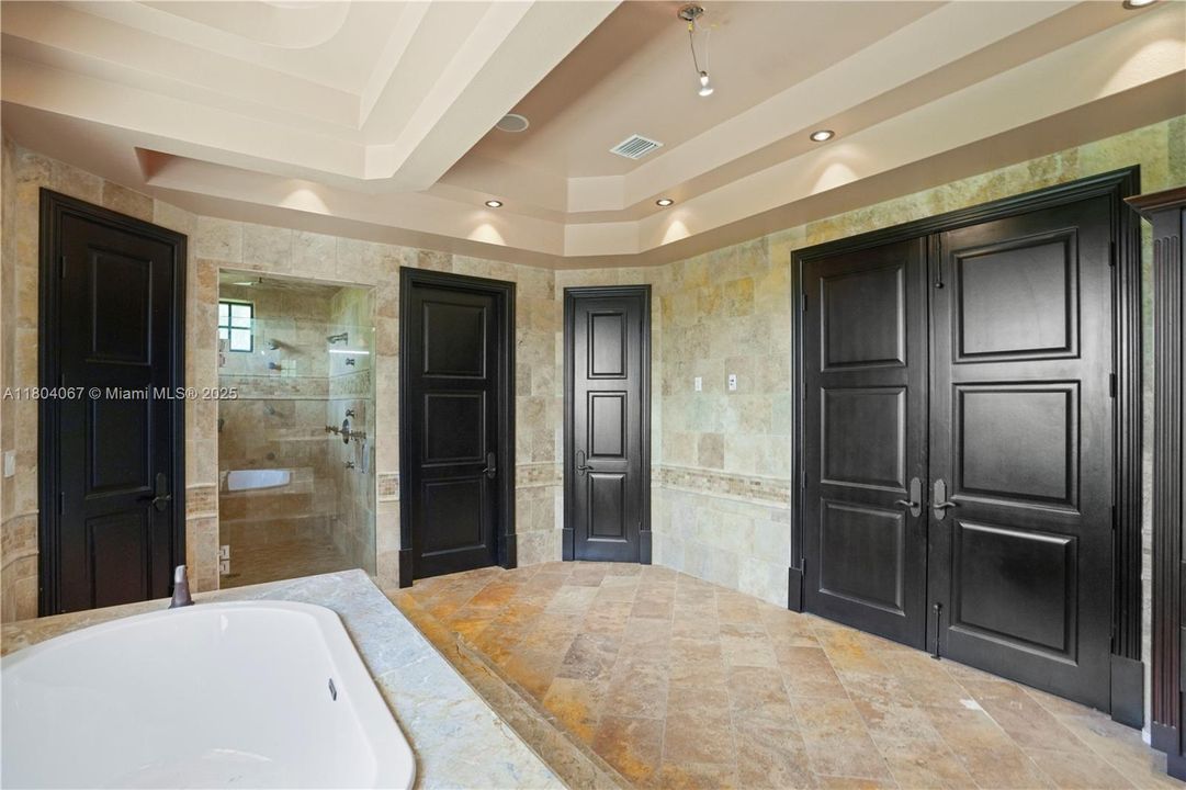 For Sale: $4,150,000 (6 beds, 6 baths, 7649 Square Feet)