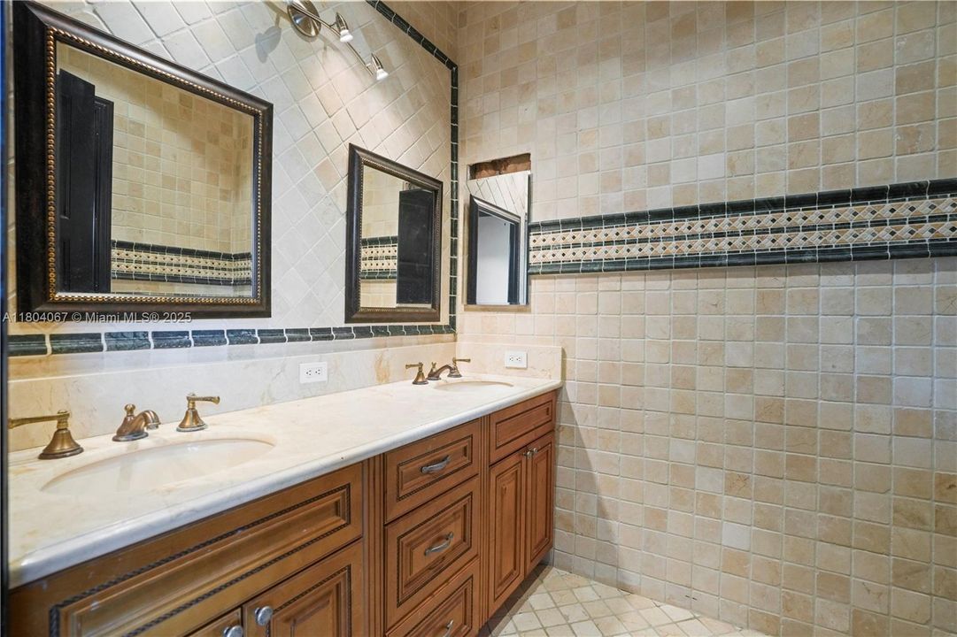 For Sale: $4,150,000 (6 beds, 6 baths, 7649 Square Feet)