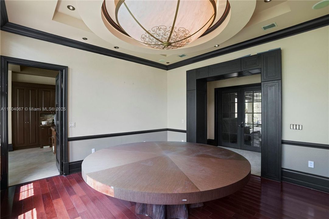 For Sale: $4,150,000 (6 beds, 6 baths, 7649 Square Feet)