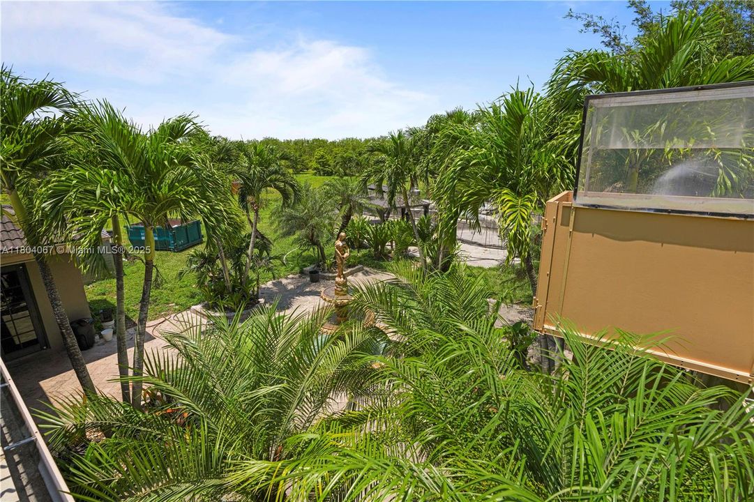 For Sale: $4,150,000 (6 beds, 6 baths, 7649 Square Feet)