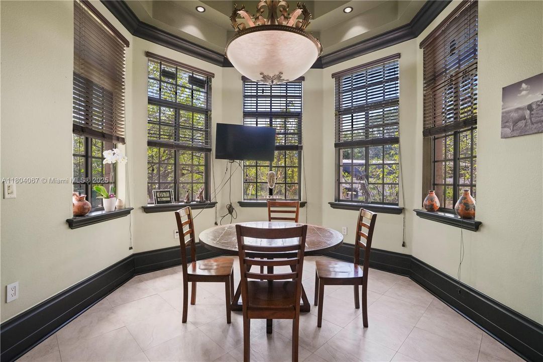 For Sale: $4,150,000 (6 beds, 6 baths, 7649 Square Feet)