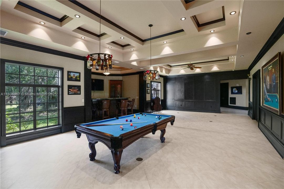 For Sale: $4,150,000 (6 beds, 6 baths, 7649 Square Feet)