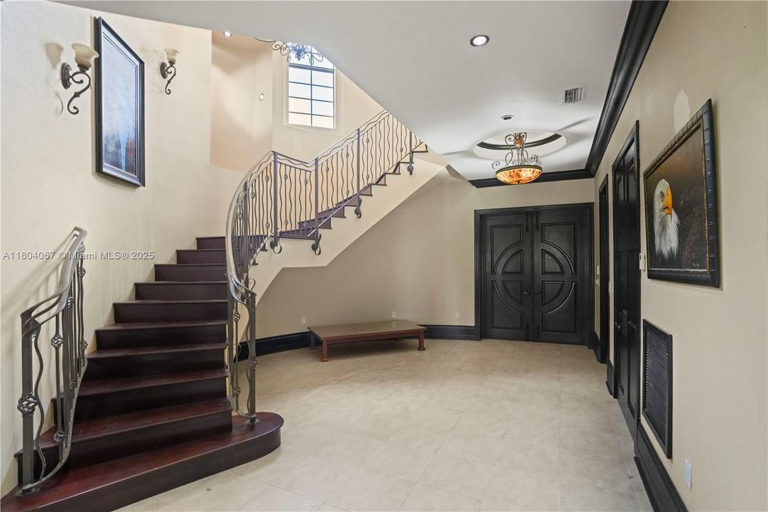 For Sale: $4,150,000 (6 beds, 6 baths, 7649 Square Feet)