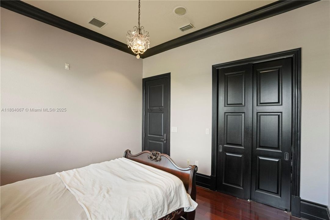 For Sale: $4,150,000 (6 beds, 6 baths, 7649 Square Feet)