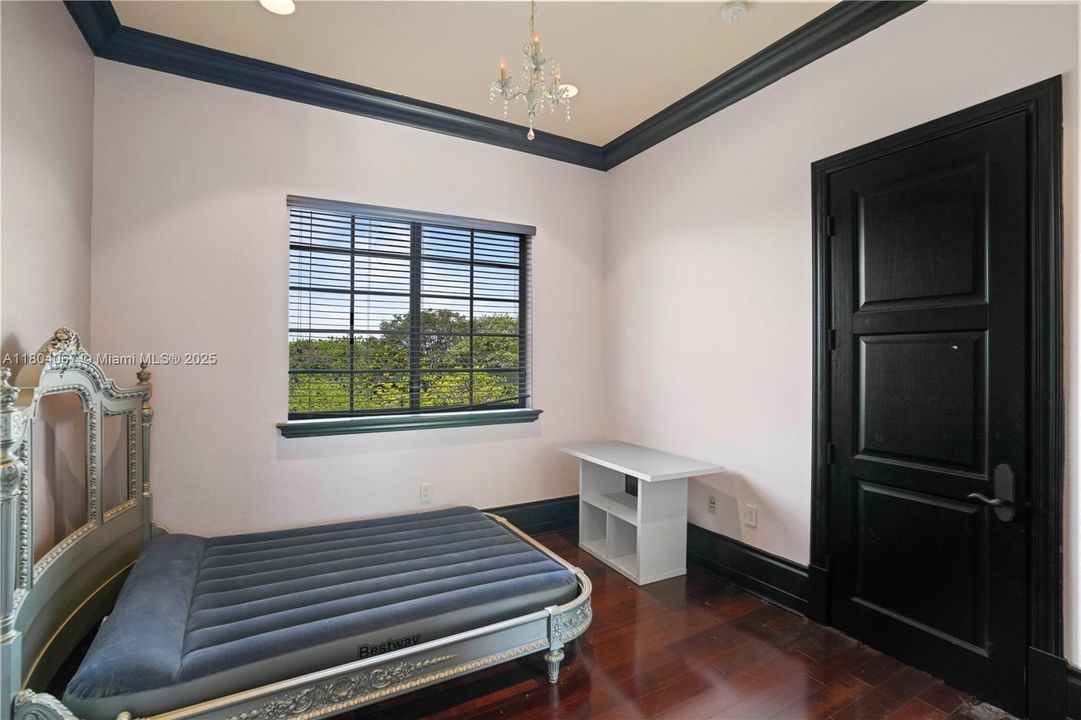 For Sale: $4,150,000 (6 beds, 6 baths, 7649 Square Feet)