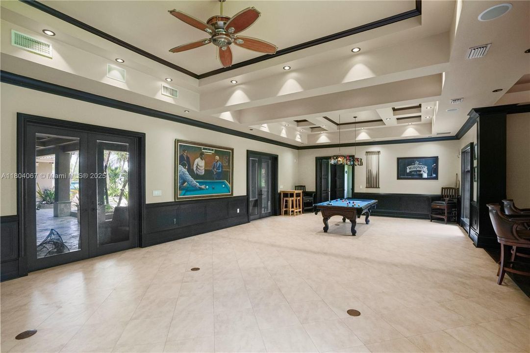 For Sale: $4,150,000 (6 beds, 6 baths, 7649 Square Feet)