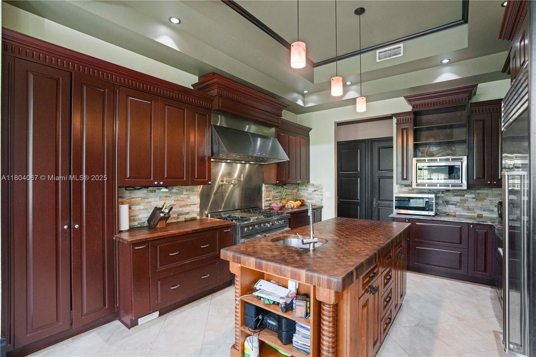 For Sale: $4,150,000 (6 beds, 6 baths, 7649 Square Feet)