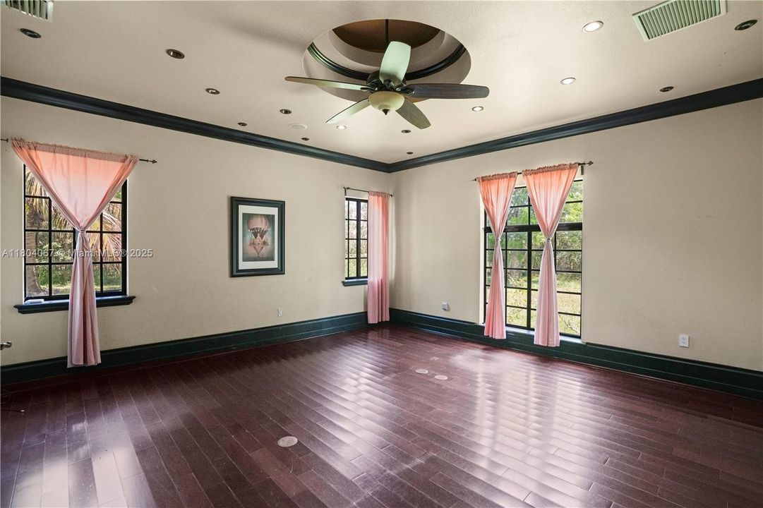 For Sale: $4,150,000 (6 beds, 6 baths, 7649 Square Feet)