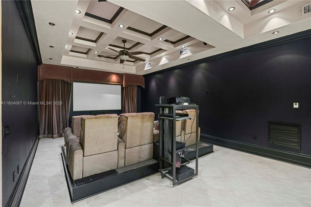 For Sale: $4,150,000 (6 beds, 6 baths, 7649 Square Feet)