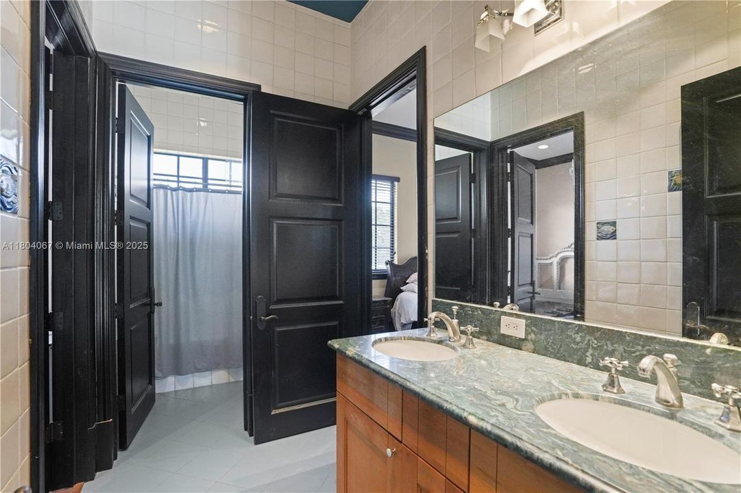 For Sale: $4,150,000 (6 beds, 6 baths, 7649 Square Feet)