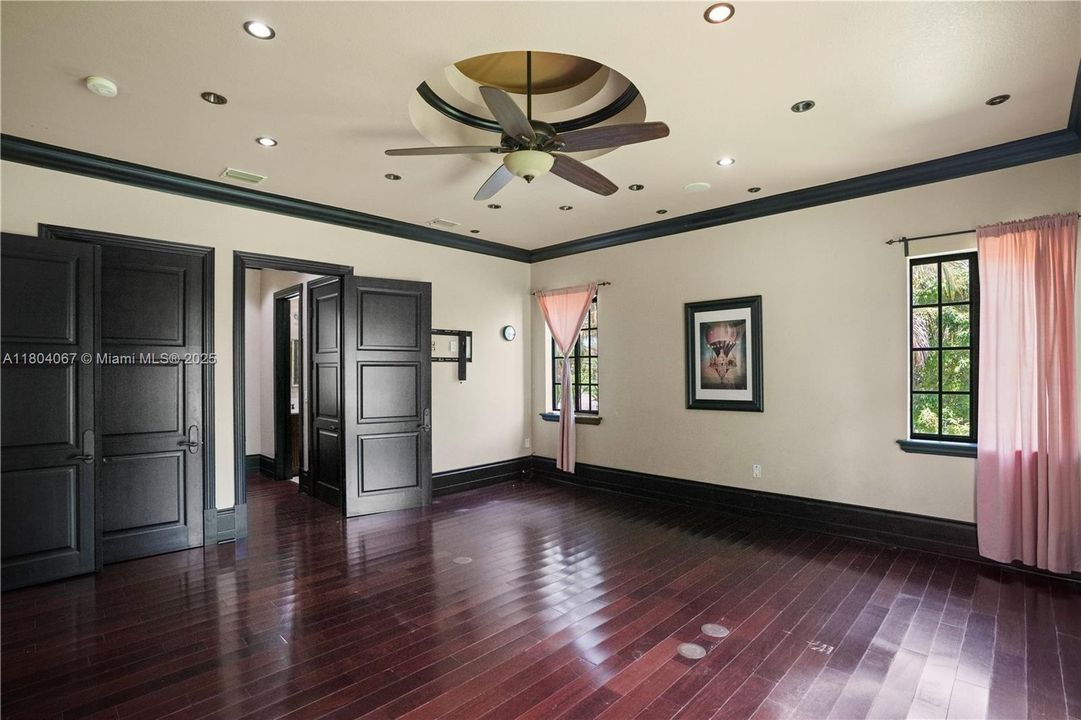 For Sale: $4,150,000 (6 beds, 6 baths, 7649 Square Feet)