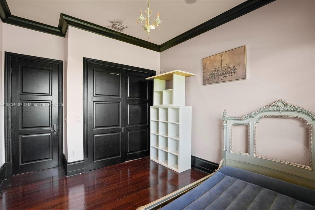 For Sale: $4,150,000 (6 beds, 6 baths, 7649 Square Feet)