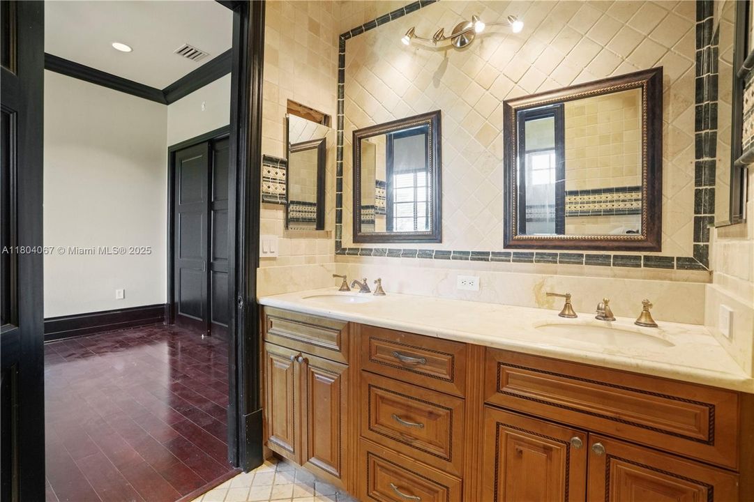 For Sale: $4,150,000 (6 beds, 6 baths, 7649 Square Feet)