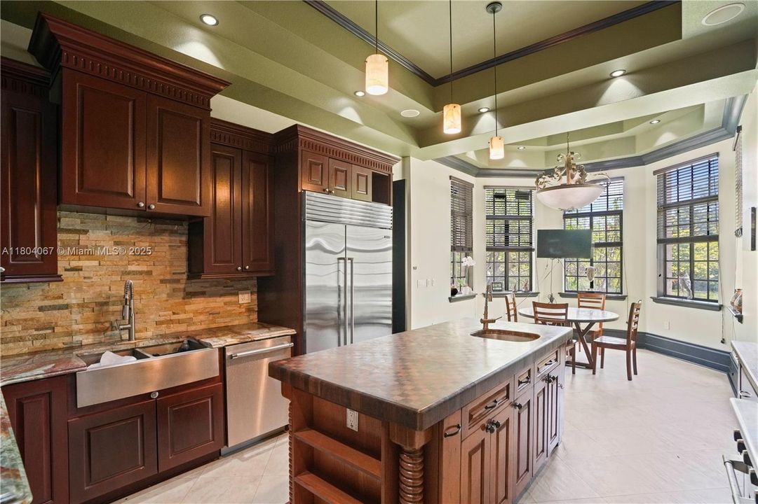 For Sale: $4,150,000 (6 beds, 6 baths, 7649 Square Feet)