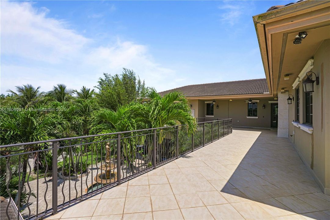 For Sale: $4,150,000 (6 beds, 6 baths, 7649 Square Feet)