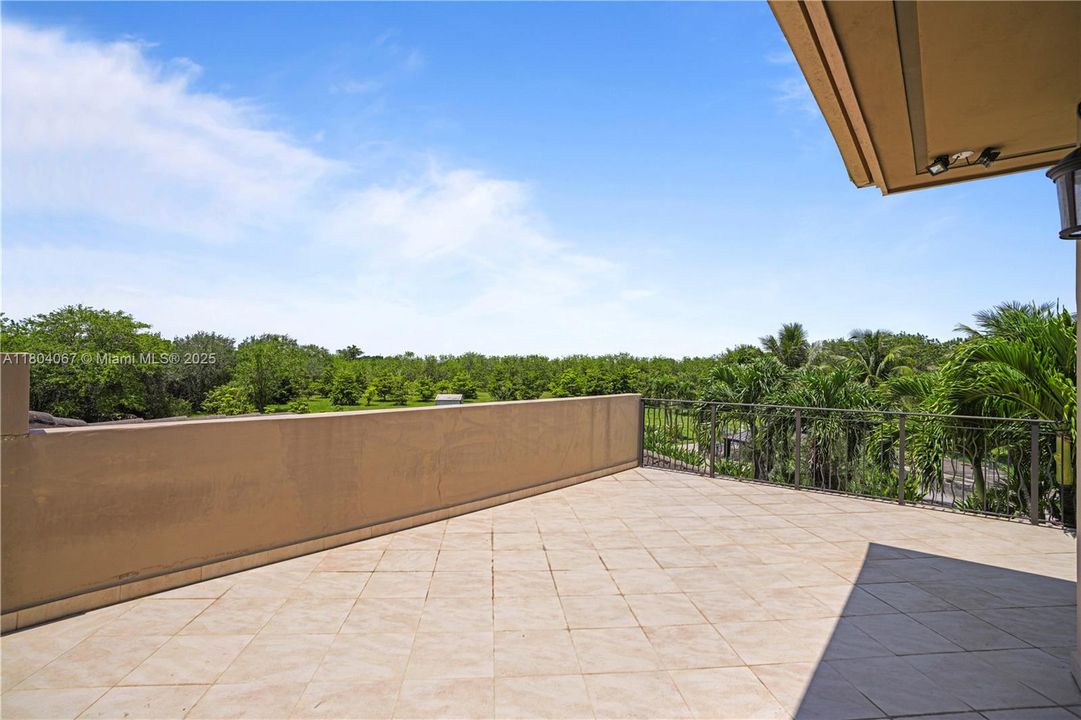 For Sale: $4,150,000 (6 beds, 6 baths, 7649 Square Feet)