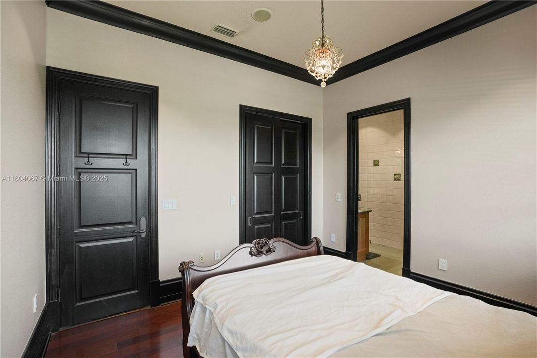 For Sale: $4,150,000 (6 beds, 6 baths, 7649 Square Feet)