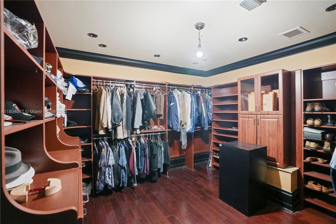 For Sale: $4,150,000 (6 beds, 6 baths, 7649 Square Feet)