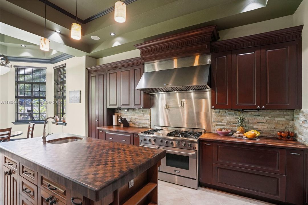 For Sale: $4,150,000 (6 beds, 6 baths, 7649 Square Feet)