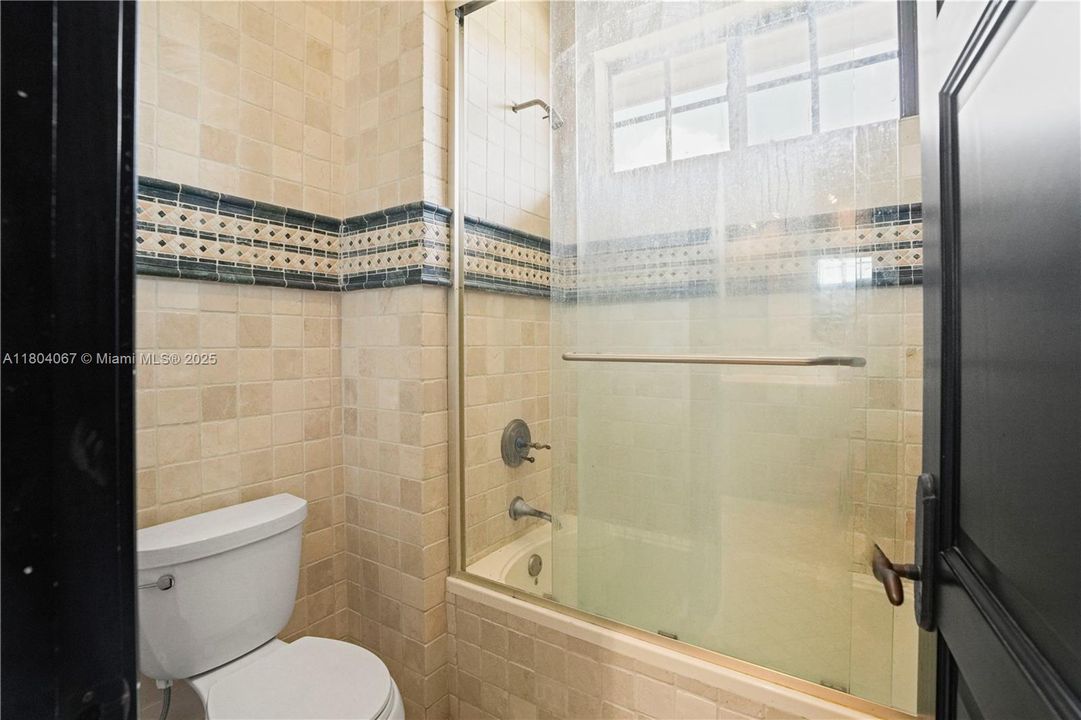 For Sale: $4,150,000 (6 beds, 6 baths, 7649 Square Feet)