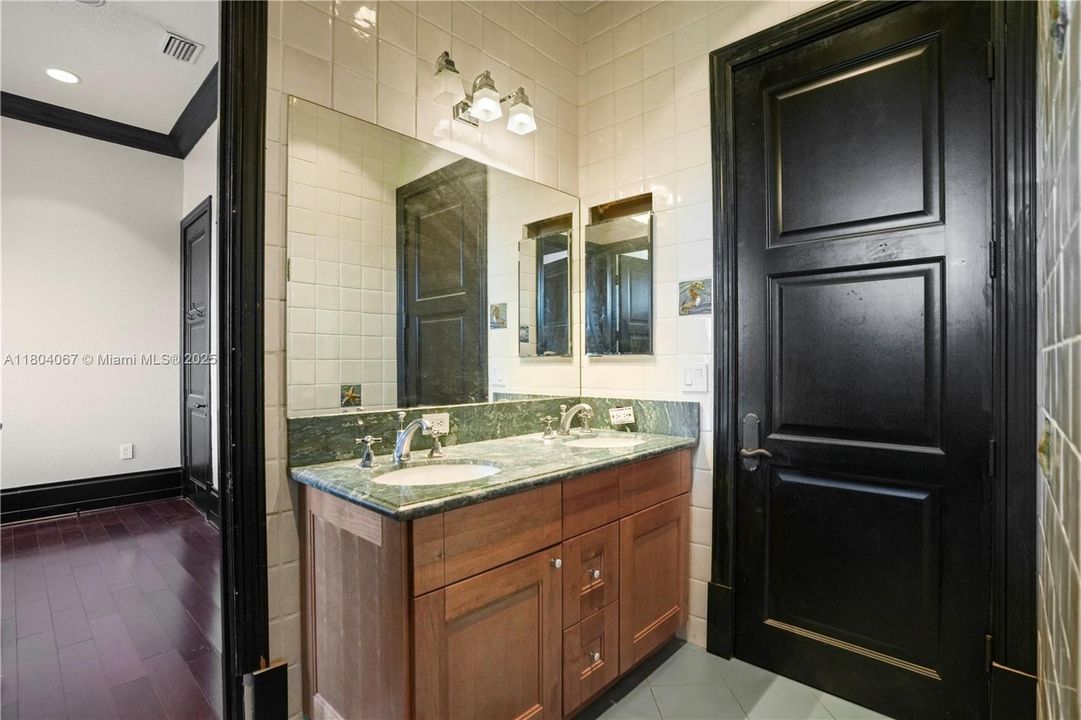 For Sale: $4,150,000 (6 beds, 6 baths, 7649 Square Feet)