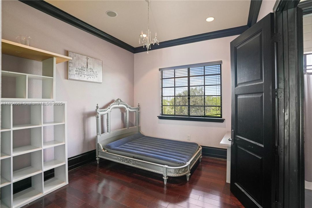 For Sale: $4,150,000 (6 beds, 6 baths, 7649 Square Feet)