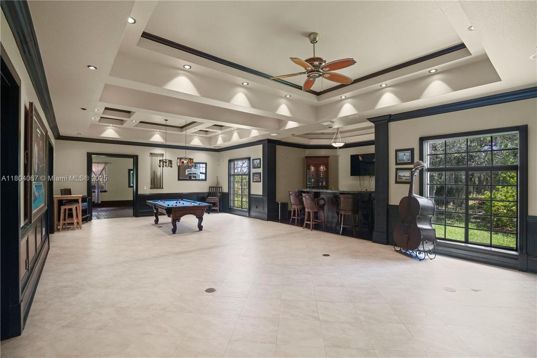 For Sale: $4,150,000 (6 beds, 6 baths, 7649 Square Feet)