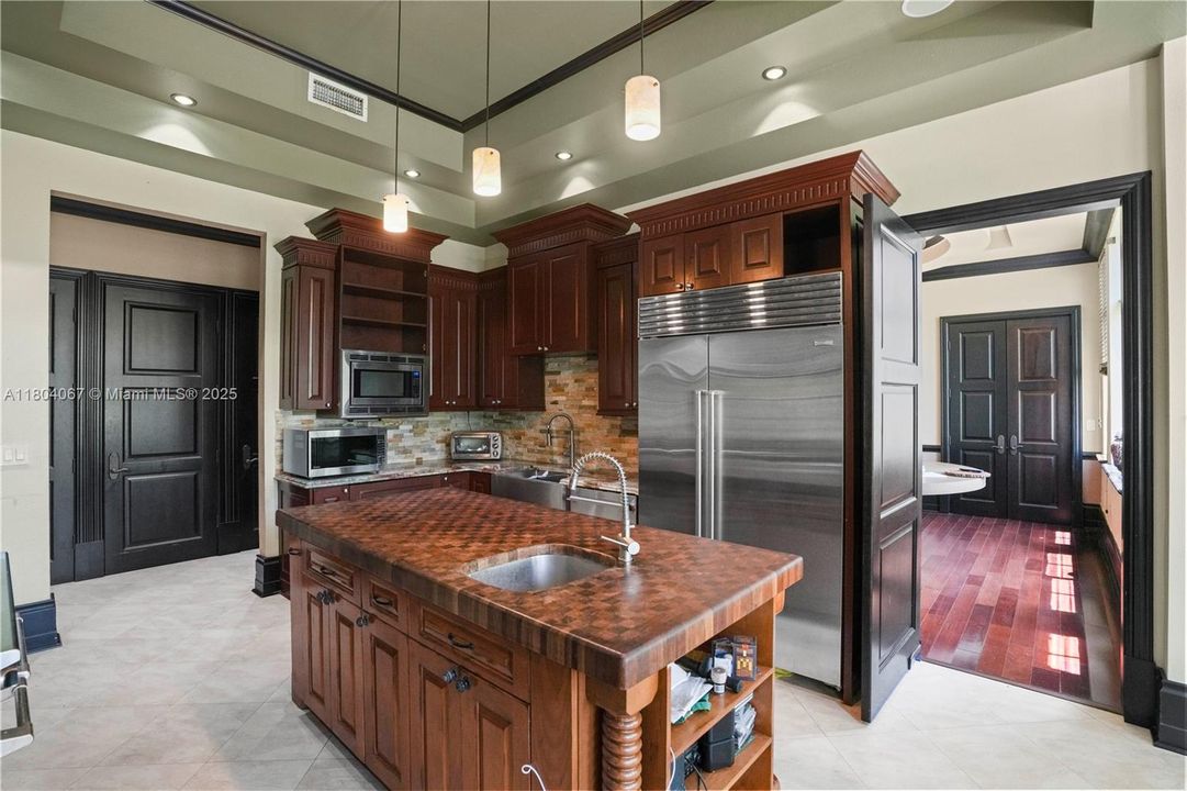 For Sale: $4,150,000 (6 beds, 6 baths, 7649 Square Feet)