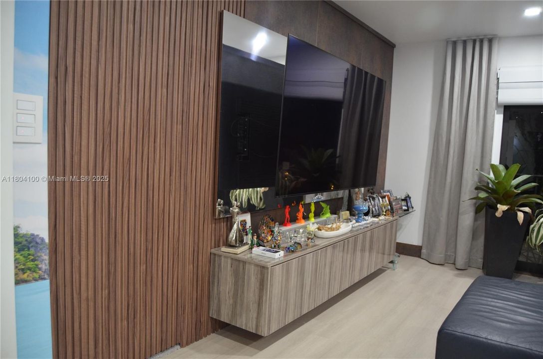 For Sale: $730,000 (3 beds, 2 baths, 1712 Square Feet)