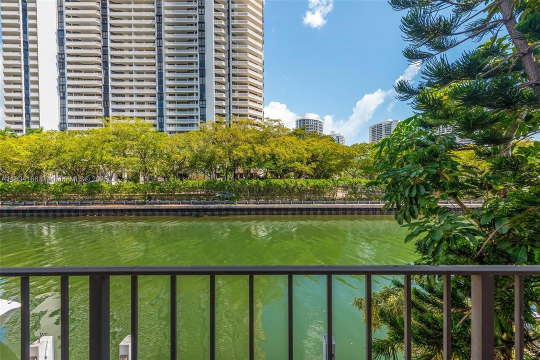 For Sale: $875,000 (3 beds, 3 baths, 1660 Square Feet)