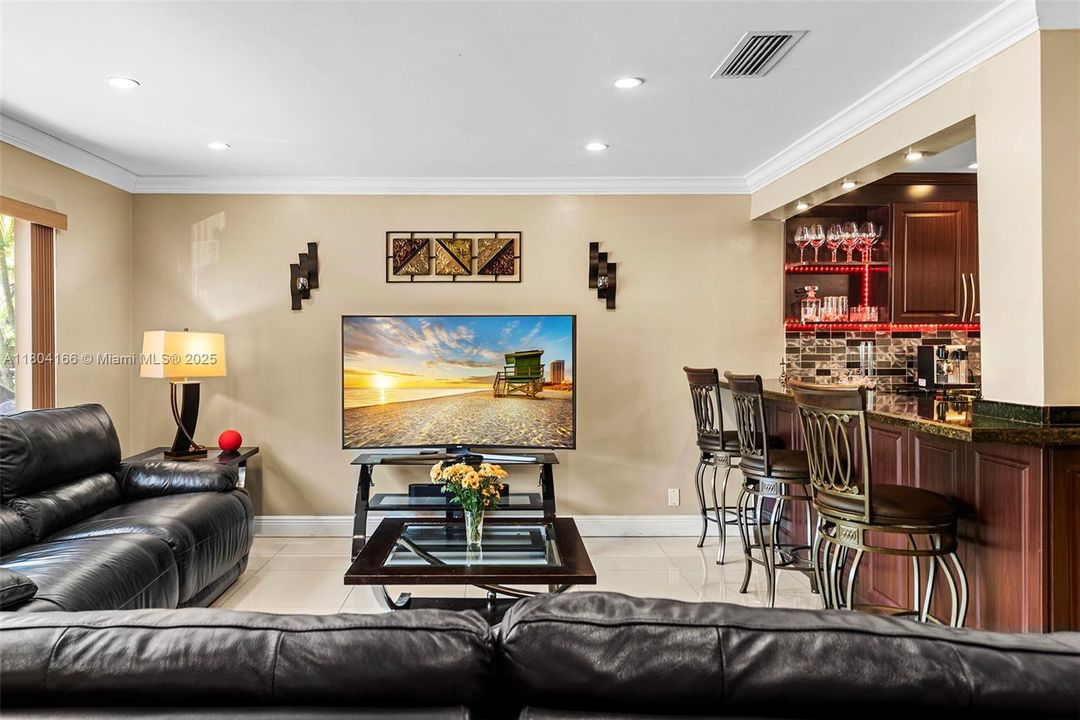 For Sale: $875,000 (3 beds, 3 baths, 1660 Square Feet)