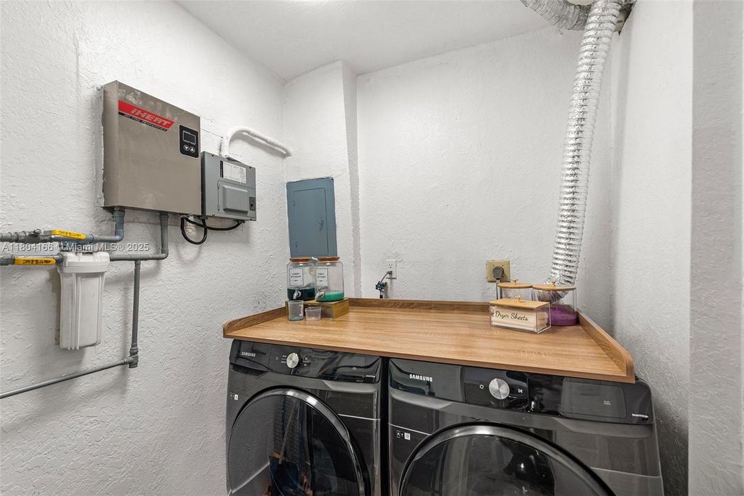 For Sale: $875,000 (3 beds, 3 baths, 1660 Square Feet)