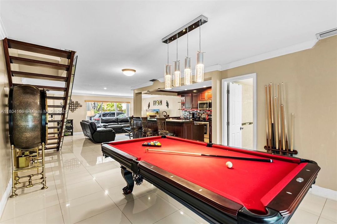 For Sale: $875,000 (3 beds, 3 baths, 1660 Square Feet)