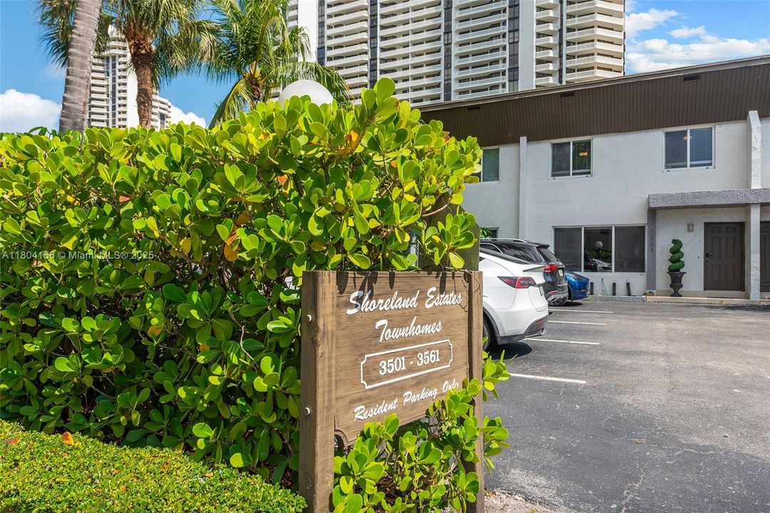 For Sale: $875,000 (3 beds, 3 baths, 1660 Square Feet)