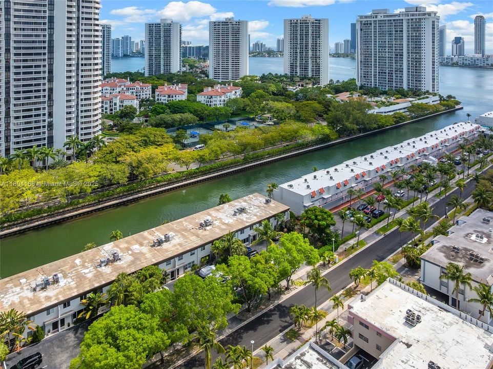 For Sale: $875,000 (3 beds, 3 baths, 1660 Square Feet)